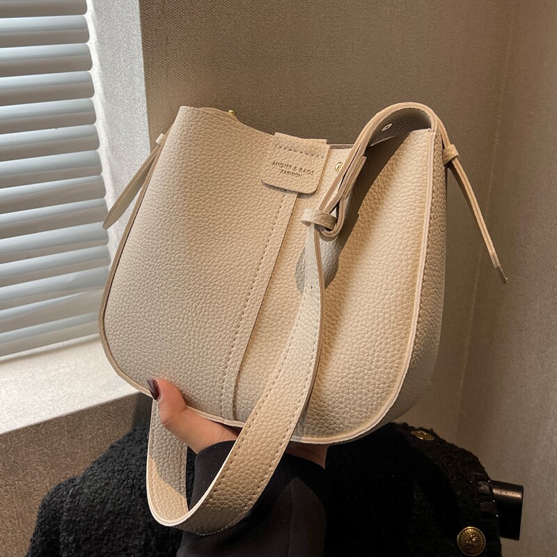 今年流行包包女春夏2026新款网红宽肩带斜挎包百搭通勤单肩水桶包