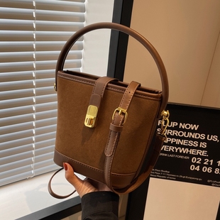 高级感包包2026新款女包春夏复古斜挎包流行爆款麂皮绒手提水桶包