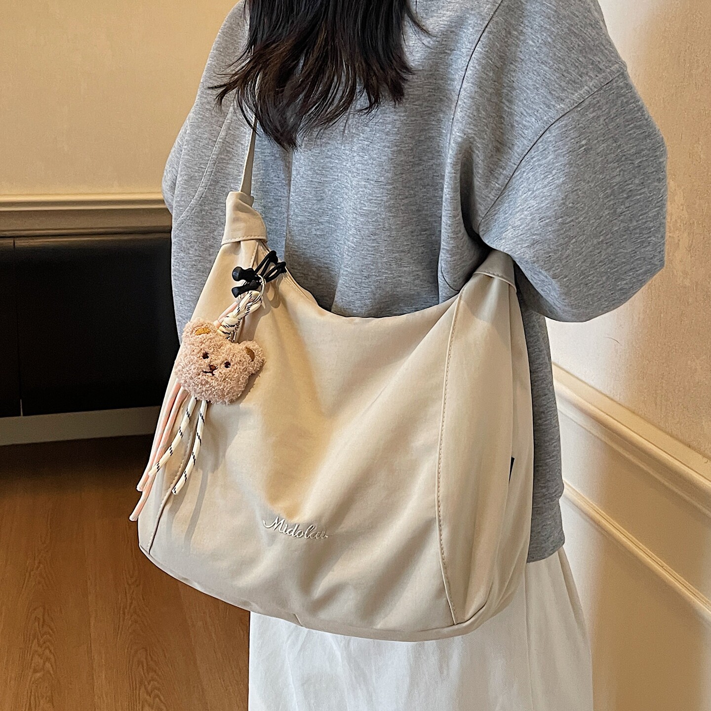 简约大容量帆布包女2026新款超火休闲单肩包学生党通勤斜挎托特包