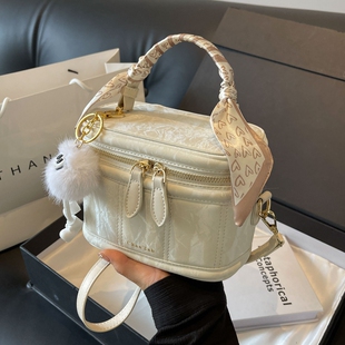 今年流行包包女2026新款轻奢小众高级感斜挎包秋冬手提盒子水桶包