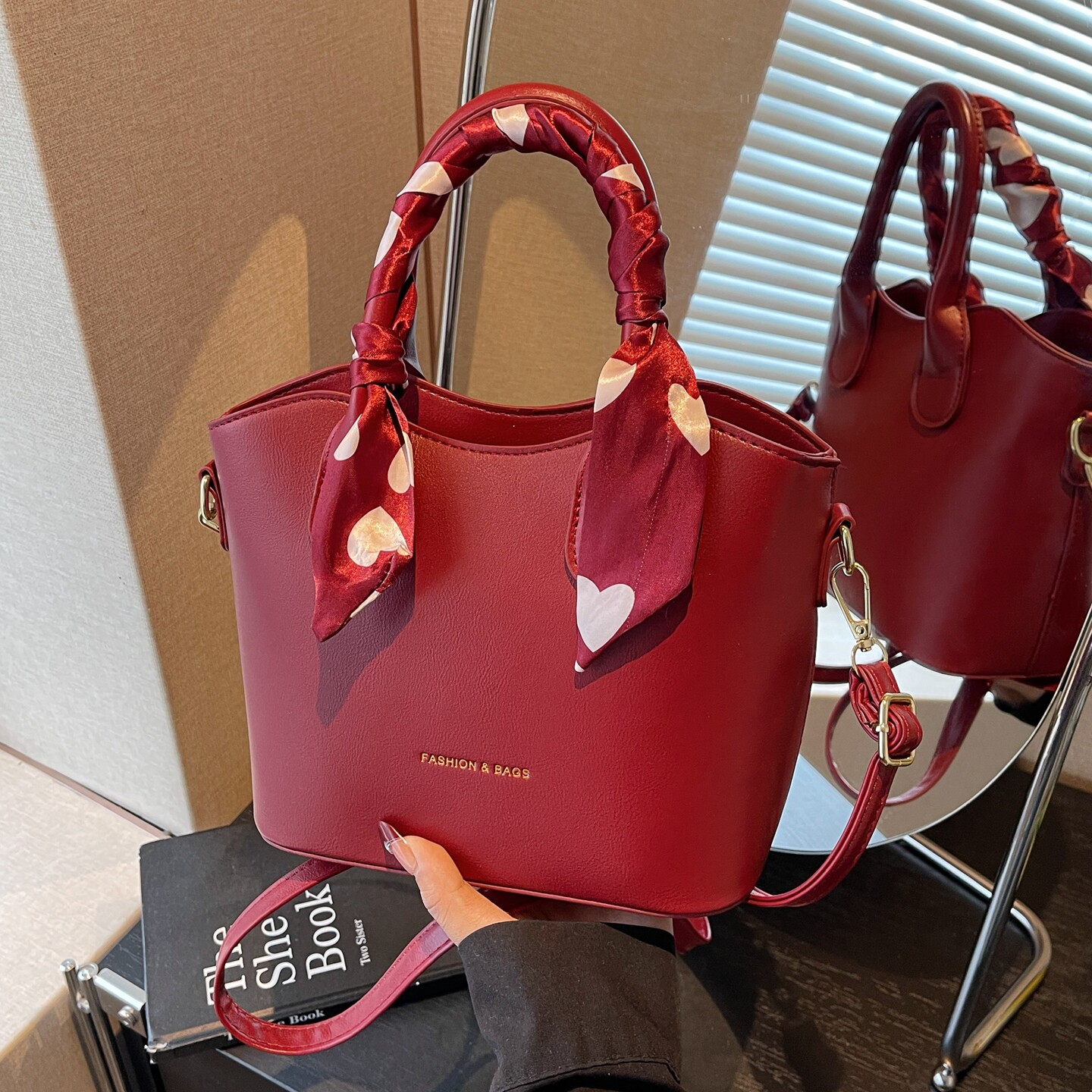 红色包包女高级感轻奢小众斜挎包日常可用婚包结婚新娘手提水桶包