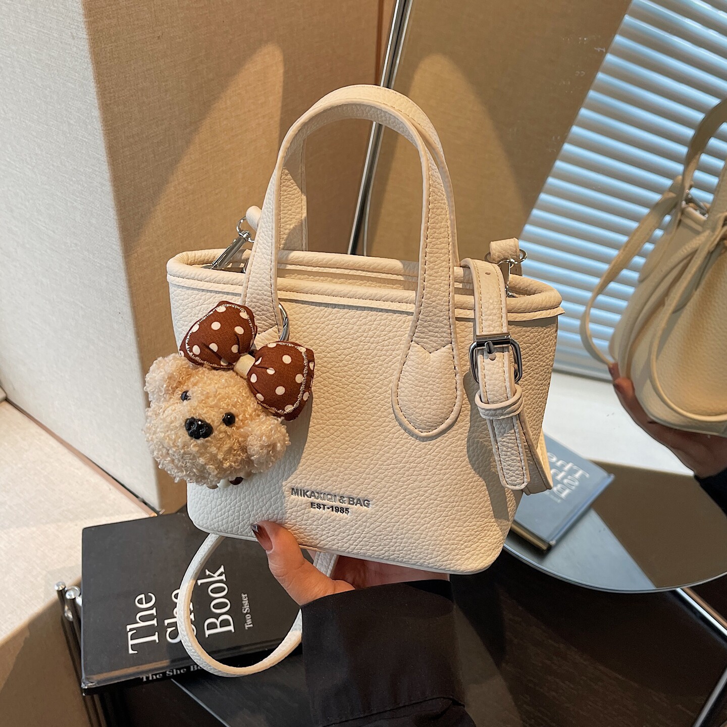 超火精致小包包女士2026新款潮时尚百搭斜挎包高级质感手提水桶包