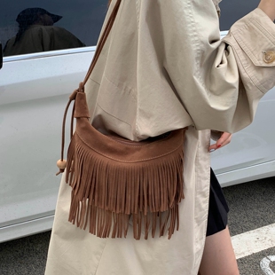 美式复古麂皮绒流苏包包女2026新款秋冬休闲单肩包百搭斜挎饺子包