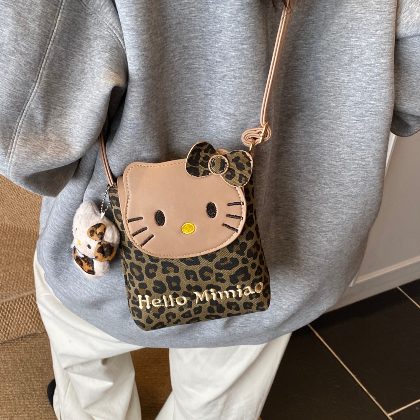 豹纹帆布小包包女士2026新款潮日系可爱卡通斜挎包精致迷你手机包