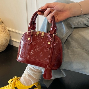 高级质感红色漆皮包包女士2025新款时尚斜挎包结婚新娘手提贝壳包