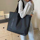 大容量通勤托特包女2025新款 轻便短途旅行包手提袋防水简约单肩包