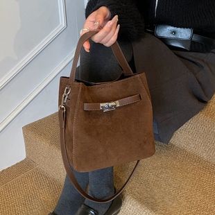 秋冬复古麂皮绒手提水桶包女2026新款高级感轻奢小众通勤斜挎包