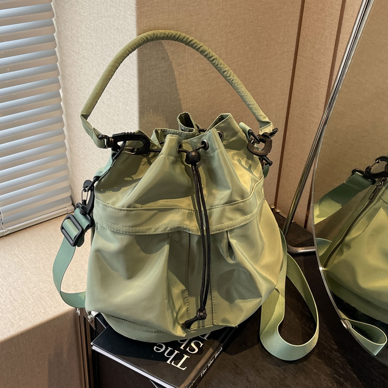 休闲简约牛津布单肩斜挎水桶包