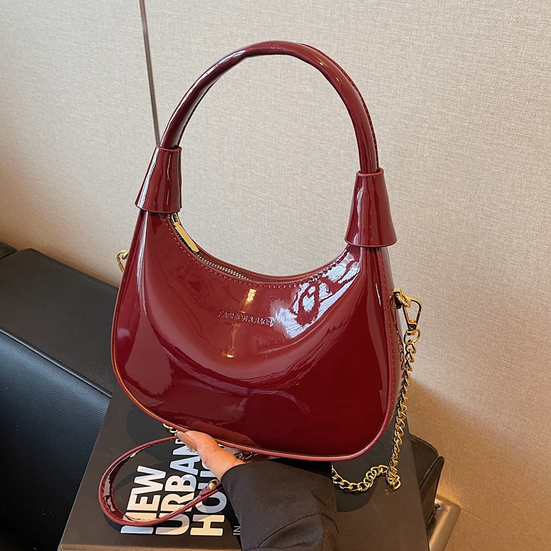 红色漆皮女士包包2025新款潮高级感时尚链条斜挎包手提月牙饺子包