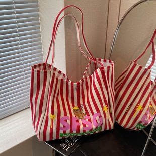 红色条纹帆布包女2026新款夏季休闲单肩包大容量通勤购物袋旅行包