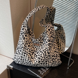 韩国ins小众豹纹帆布包女超火休闲大容量托特包上课通勤单肩包潮