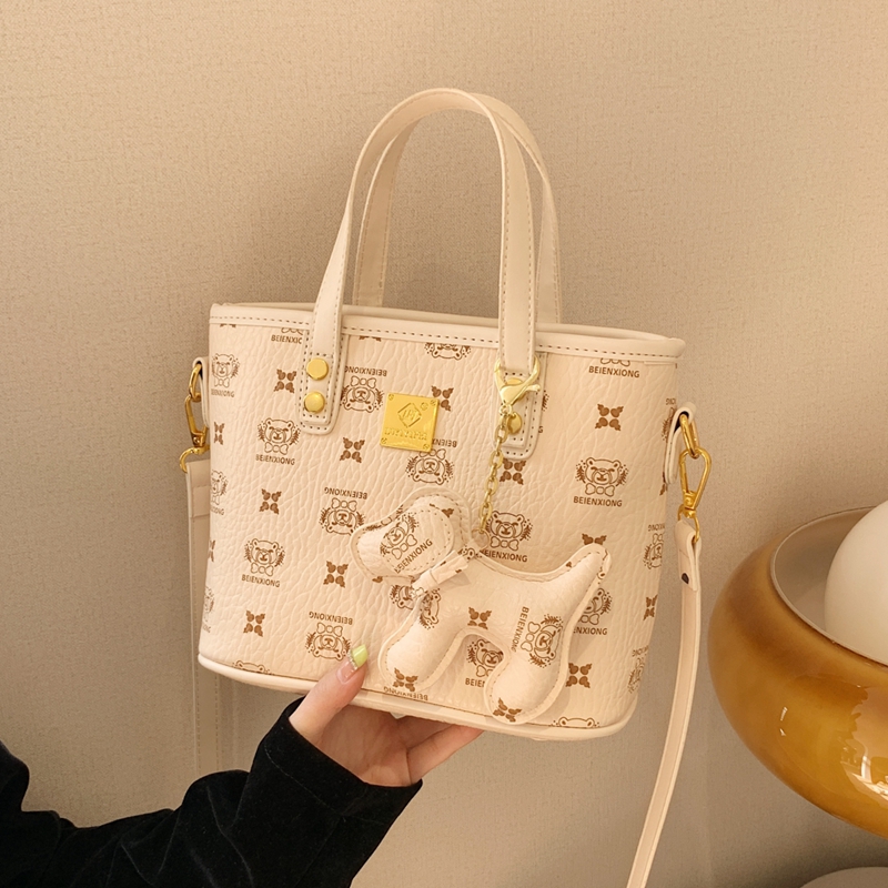 时尚流行斜挎包通勤手提水桶包