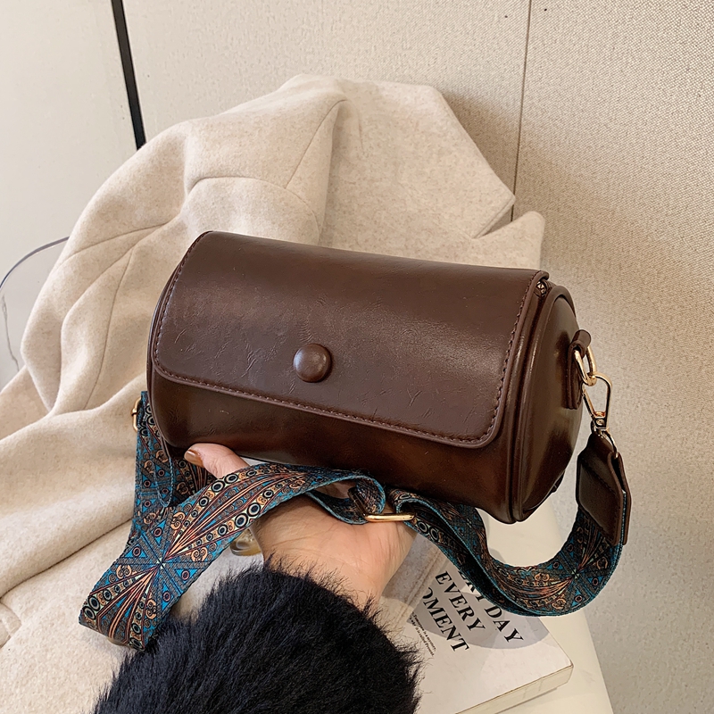 秋冬宽肩带单肩斜挎包圆筒包