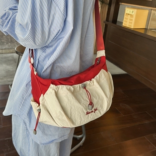 多巴胺斜挎包女轻便休闲学生运动单肩包外出通勤女包尼龙布饺子包
