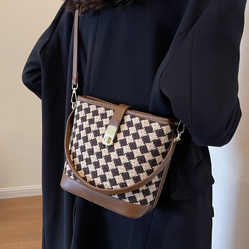 爆款格子水桶包斜挎手提小包