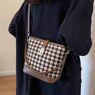 今年流行包包女2026新款爆款超火格子斜挎包高级感小众手提水桶包