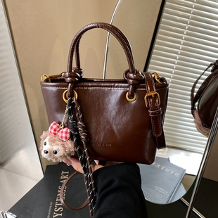 今年流行包包女2025新款高级感百搭复古斜挎包爆款超火手提水桶包