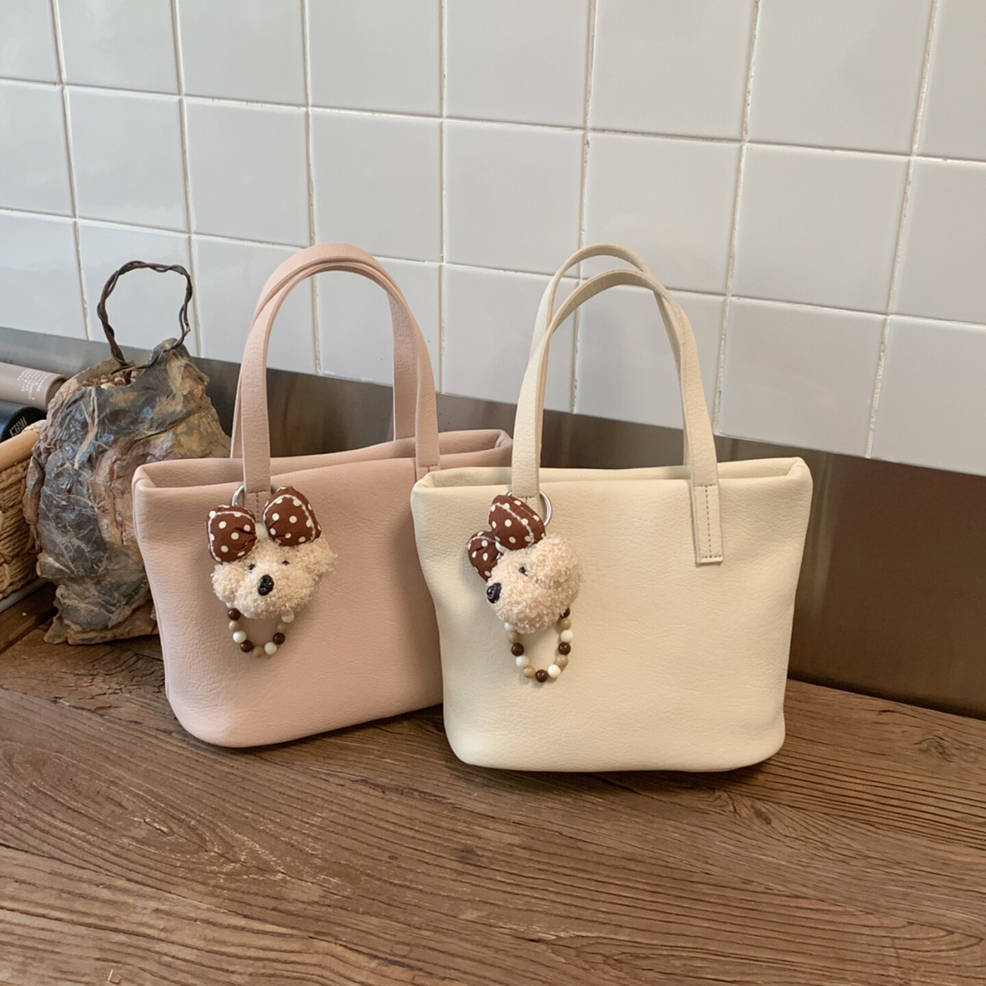 今年流行手提水桶包包女士2026新款简约休闲斜挎包超火上班小拎包