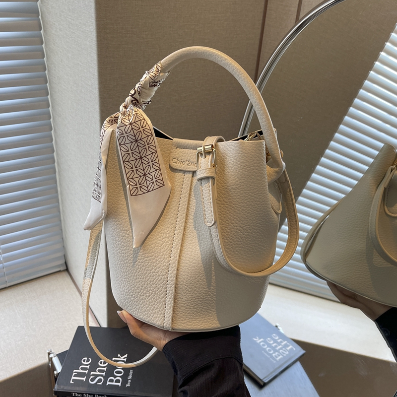 时尚流行百搭通勤斜跨手提水桶包