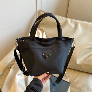 简约轻便尼龙布小包包女夏韩版休闲百搭斜挎水桶包外出手提小拎包