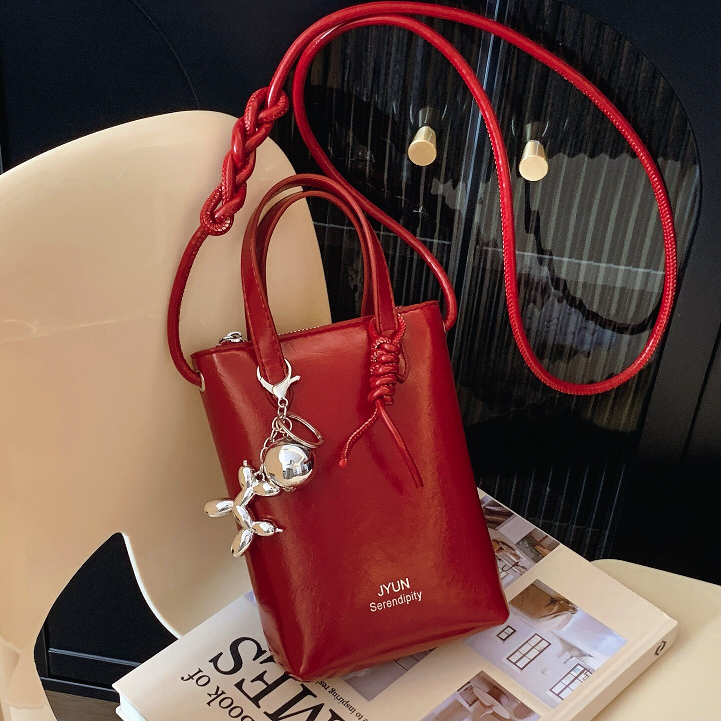 红色小包包女式2026新款高级感时尚洋气斜挎包超火百搭迷你手机包