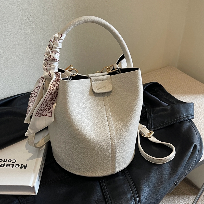 时尚百搭软皮流行通勤斜挎水桶包