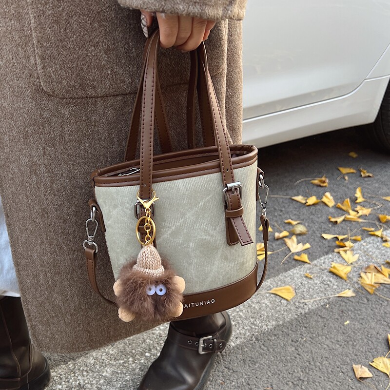 春夏小众设计包包女2026新款潮流行百搭斜挎包休闲通勤手提水桶包