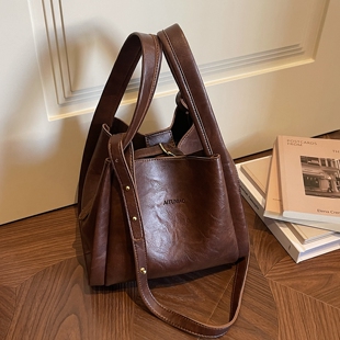 美拉德复古女士包包2026新款 秋冬百搭通勤斜挎包高级感手提水桶包