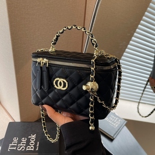 高级感小香风包包女式2026新款时尚菱格链条斜挎包超火手提水桶包