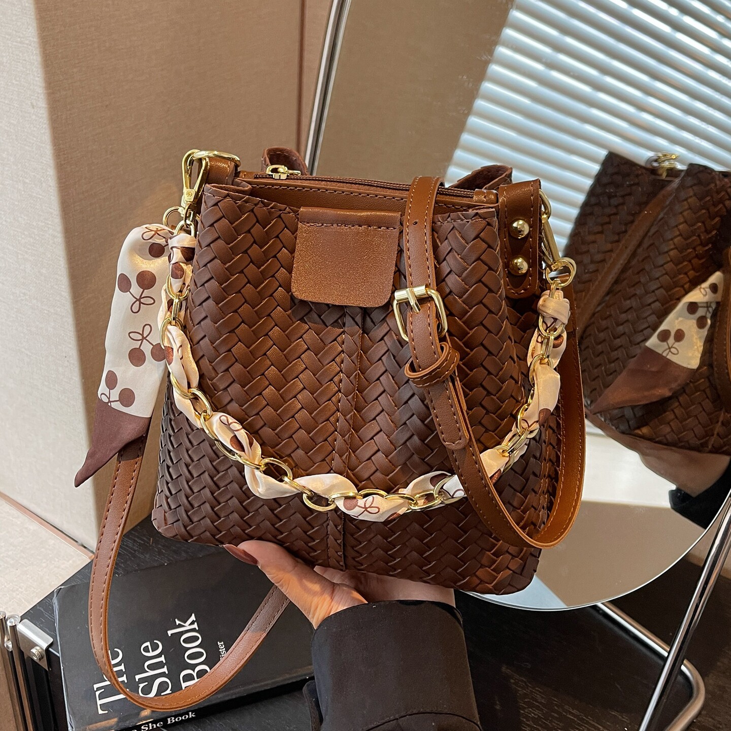 今年流行爆款包包女式2026新款春夏复古编织斜挎包通勤单肩水桶包