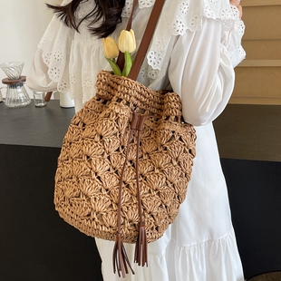大容量编织包包女2026新款夏季草编包海边沙滩度假单肩腋下水桶包