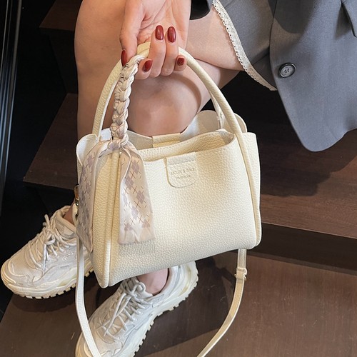 流行手提水桶包通勤百搭斜挎包