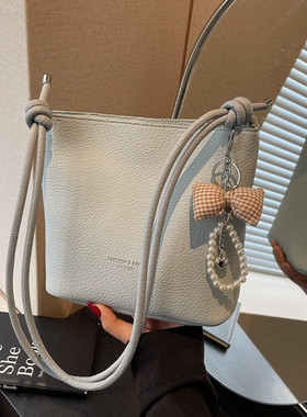 夏天休闲小包包女2026新款上班通勤单肩腋下包超火小众斜挎水桶包