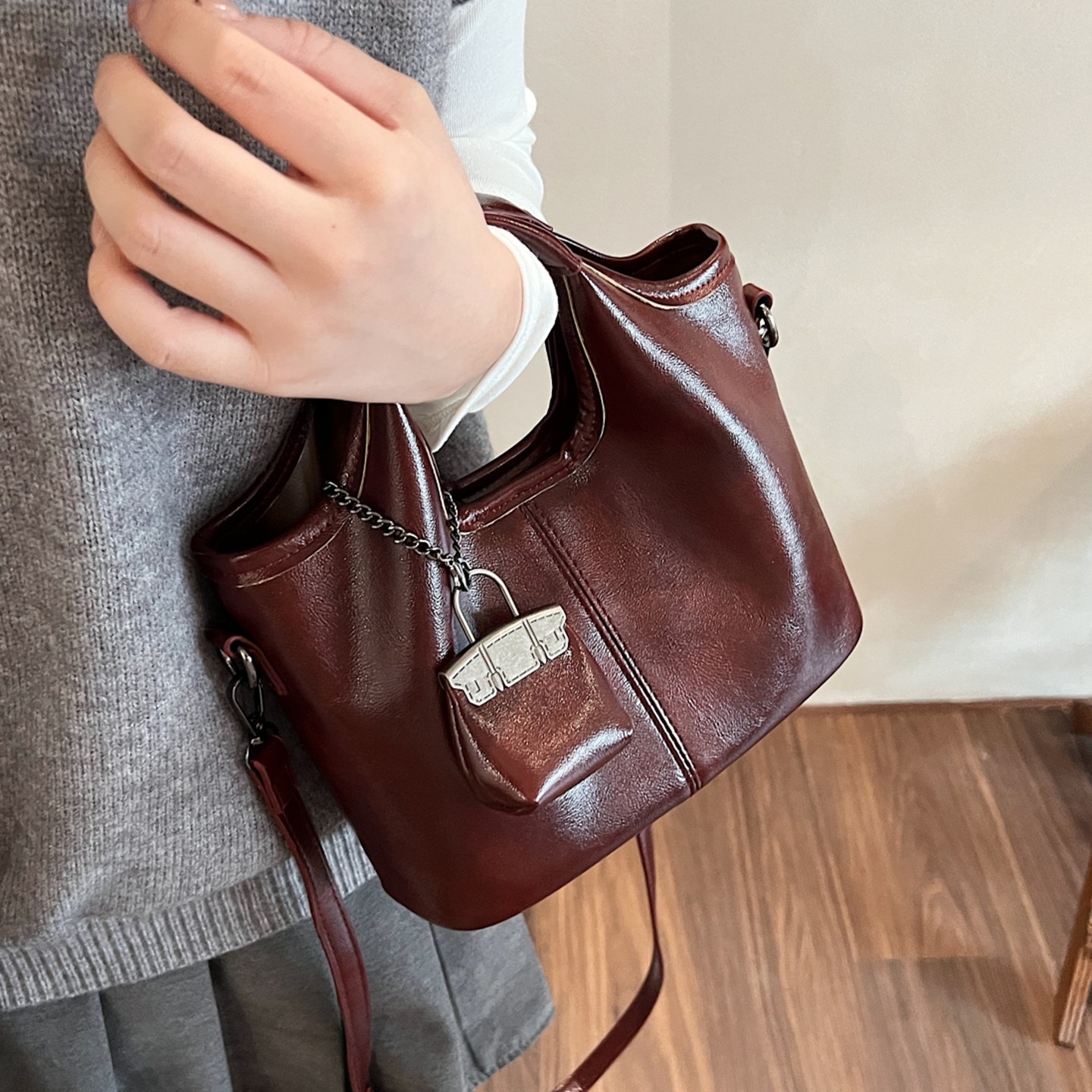 复古红色女士包包2025新款休闲百搭斜挎水桶包爆款软皮手提菜篮子