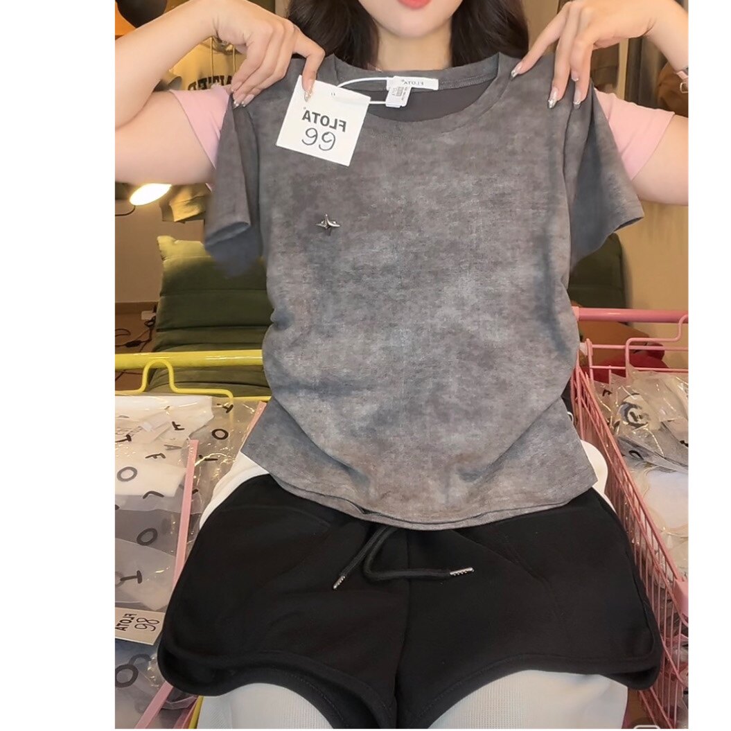 侧褶皱收腰弧摆·银色胸针·深灰T恤