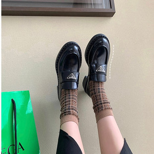 p家三角标乐福鞋英伦风一脚蹬黑色小皮鞋女粗跟松糕厚底复古单鞋