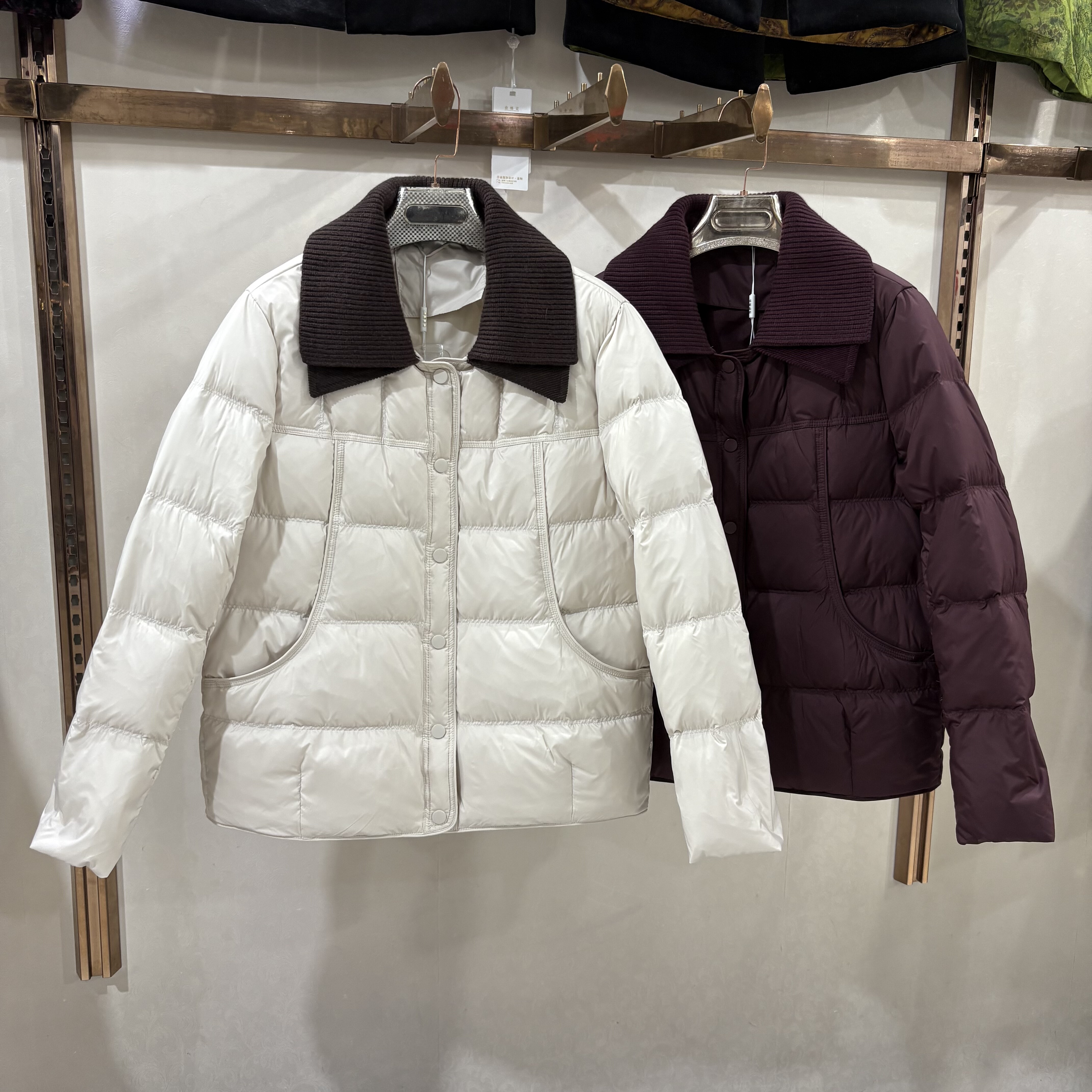 依菲2025B-9919正品冬季新时尚针织领拼接加厚保暖白鸭绒羽绒服女