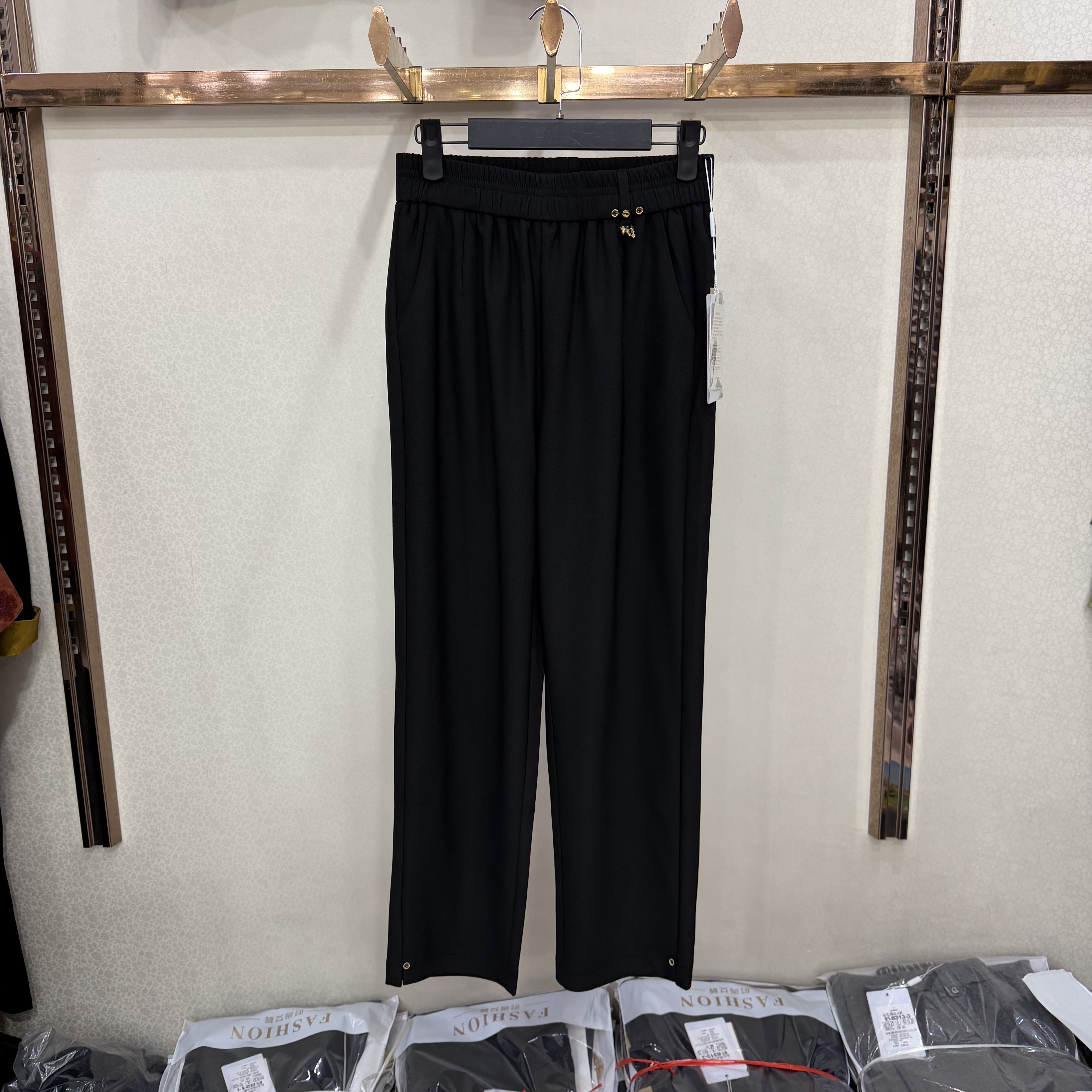 茜茜女皇8211秋季直筒休闲裤松紧高腰金属装饰裤脚开叉百搭长裤子