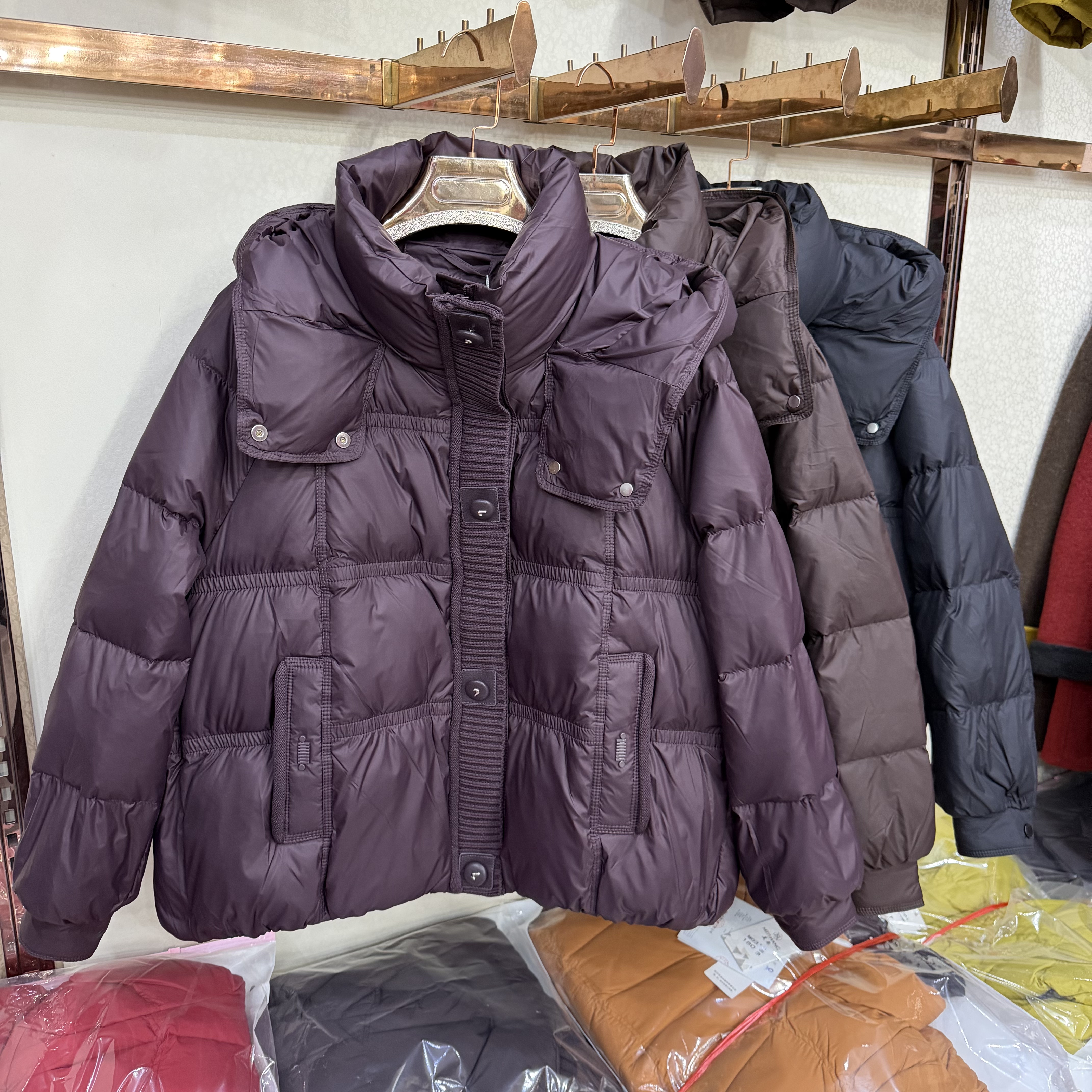 2026B11专柜正品连帽短款羽绒服罗纹拼接纽扣保暖白鸭绒外套
