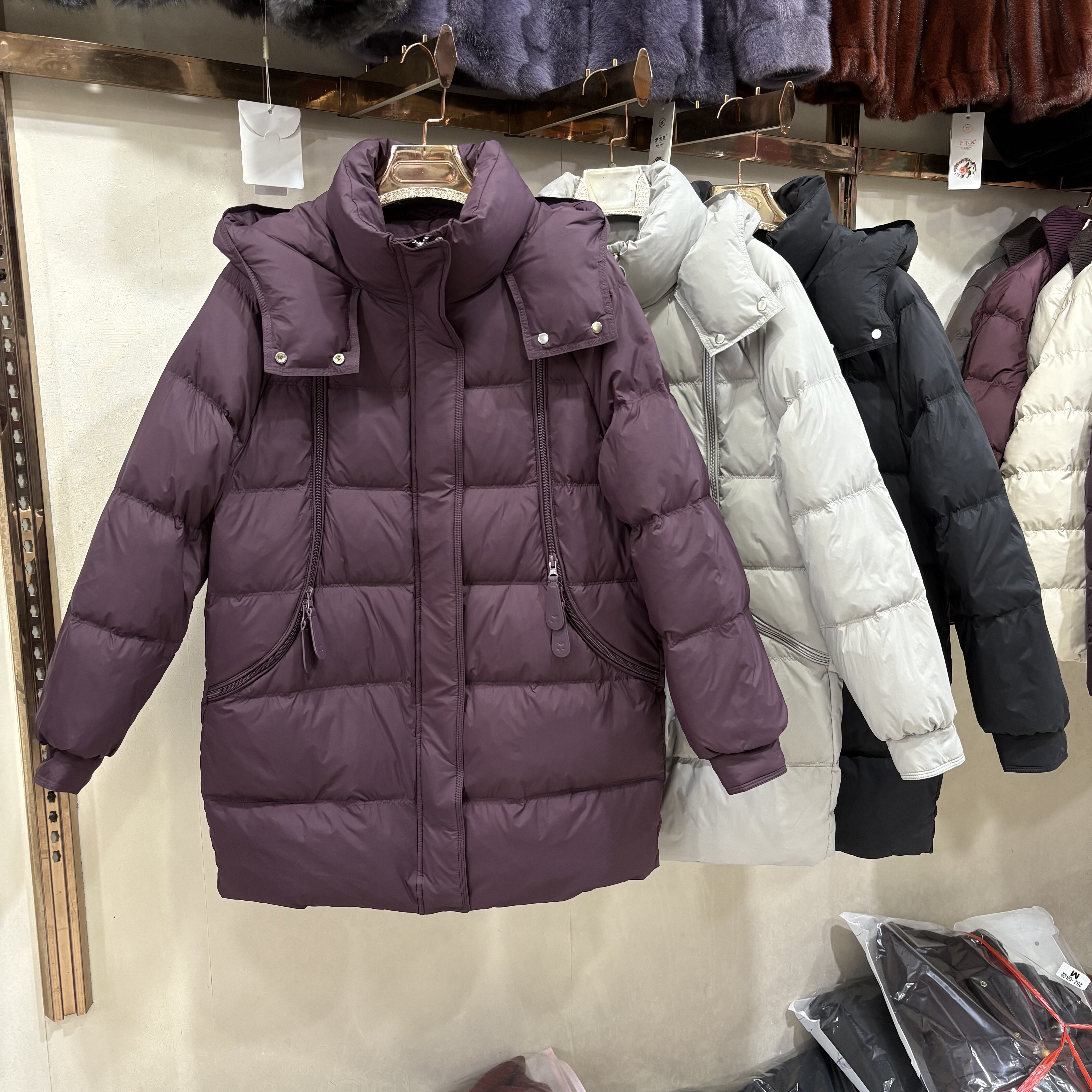 依菲2025B-9918-B专柜正品白鸭绒羽绒服女冬洋气加厚保暖中长外套