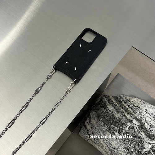 马吉拉斜挎金属链条苹果手机壳