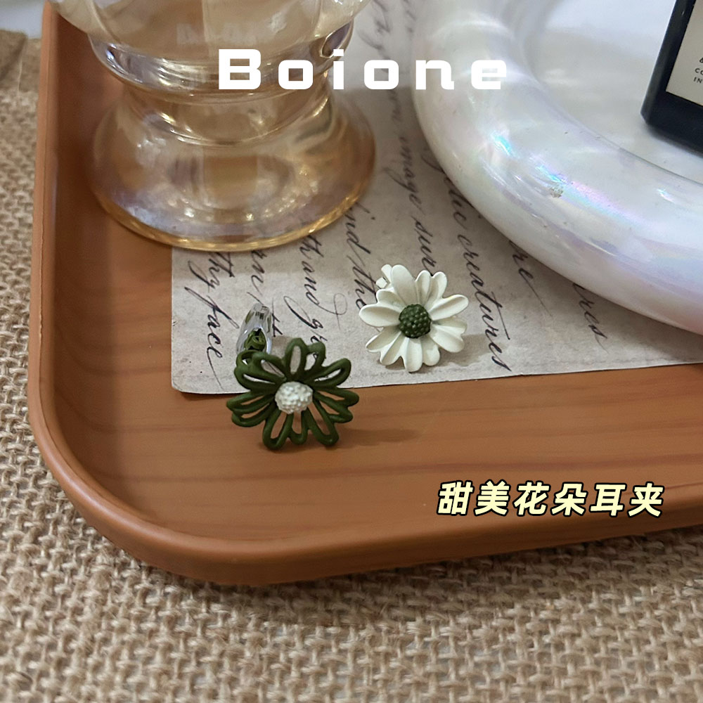 boione夏季甜美深绿色白色雏菊花朵三角软垫耳夹耳钉三亚度假耳饰