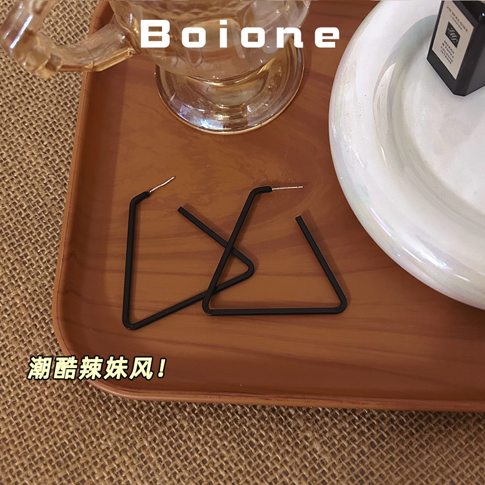 千禧辣妹!复古风黑色三角形耳环