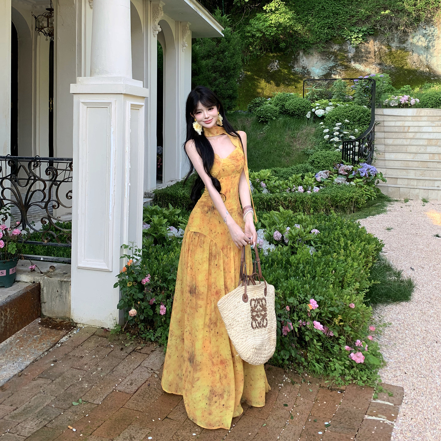法式度假风黄色碎花飘带吊带连衣裙女夏V领收腰明媚拍照印花长裙