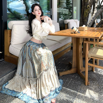 独特漂亮度假套装女夏季气质白色蕾丝拼接上衣蓝色印花半裙两件套