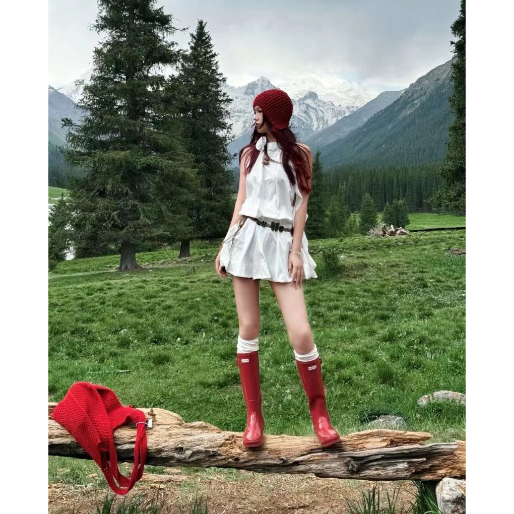 云南旅游度假白色挂脖连衣裙辣妹设计感高级无袖收腰短款图片