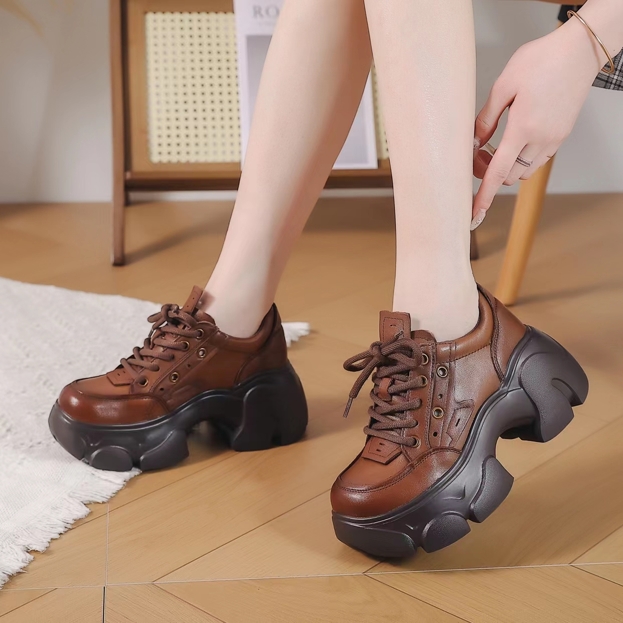 春秋季新款真皮厚底松糕女鞋头层牛皮增高皮鞋女复古棕色乐福鞋