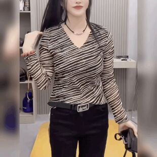 显瘦V领打底衫 设计感法式 修身 上衣时髦黑白撞色条纹T恤女时尚 长袖