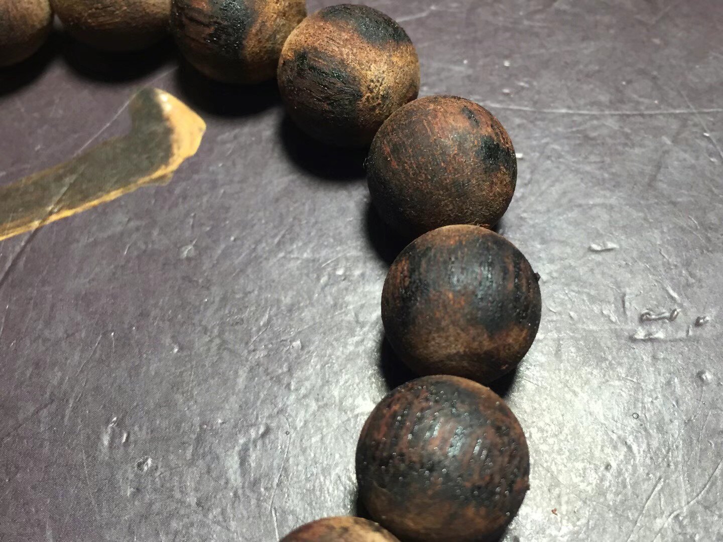 정통 천연 제나라 NANJIANG 진정한 향기 팔찌 12MM 부드러운 실크 설탕 매듭 로그 컬러 우유 향기 남성과 여성을위한 단일 원형 부처님 비즈
