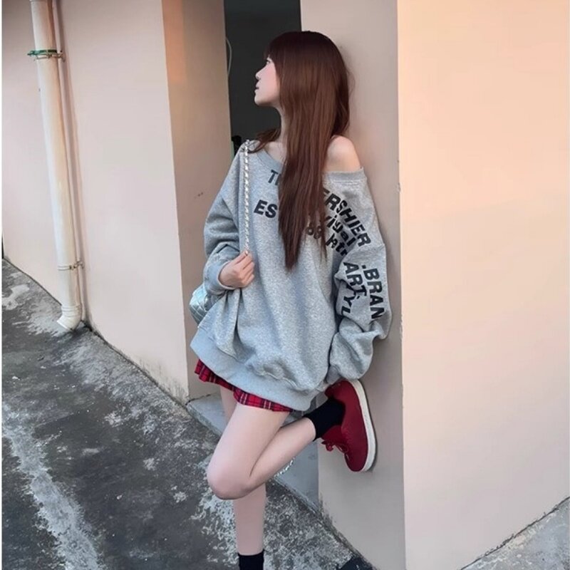 慵懒风斜肩字母印花长袖卫衣女春秋辣妹露肩设计感宽松显瘦上衣潮